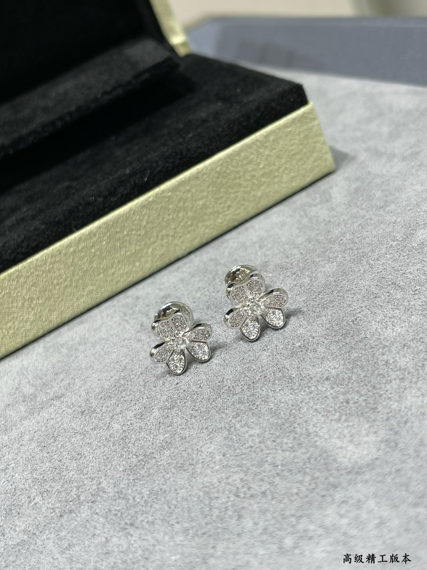 v*n cl*f & arpels mini Di*m*nd clover earrings