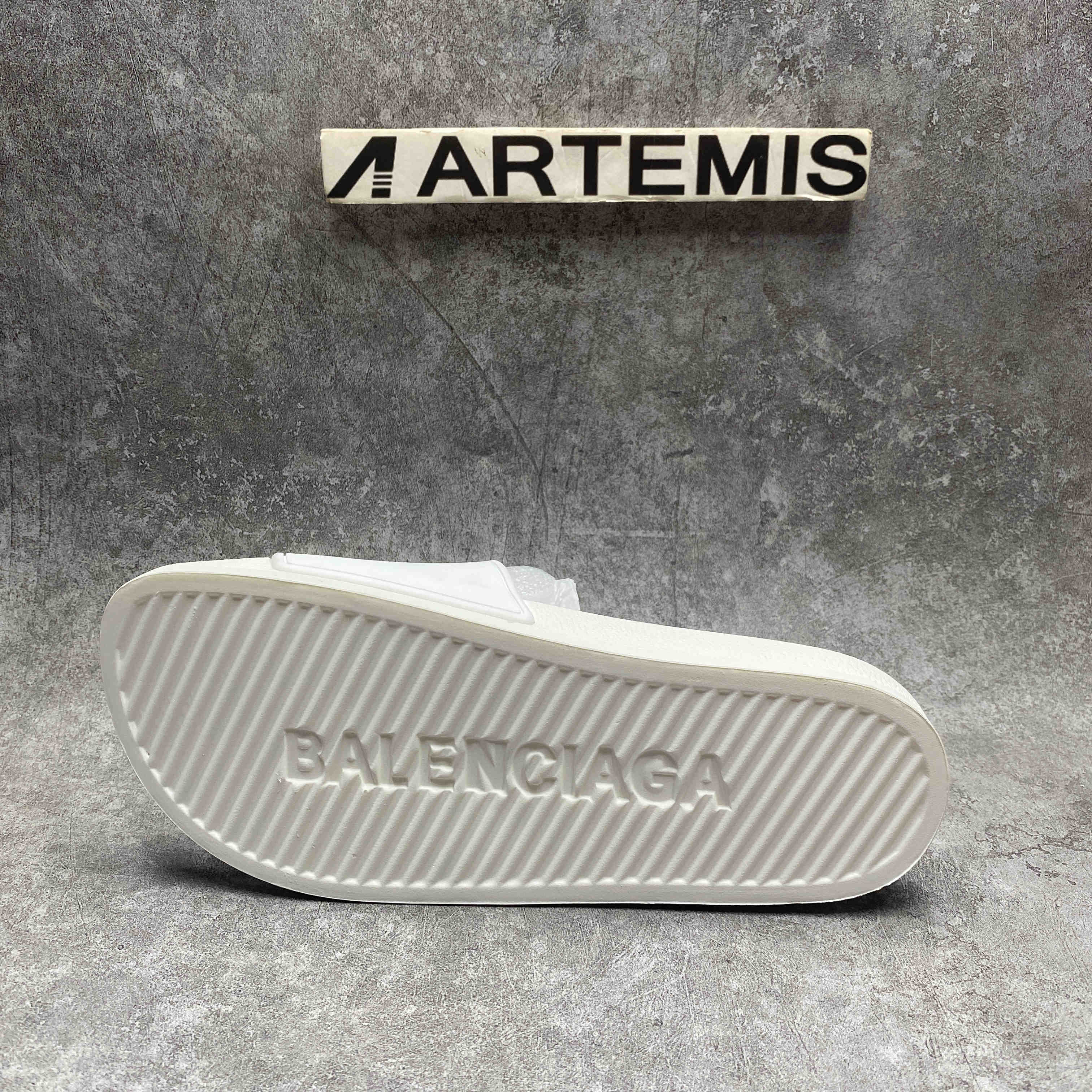 Ba*len*cia*ga pool slide white