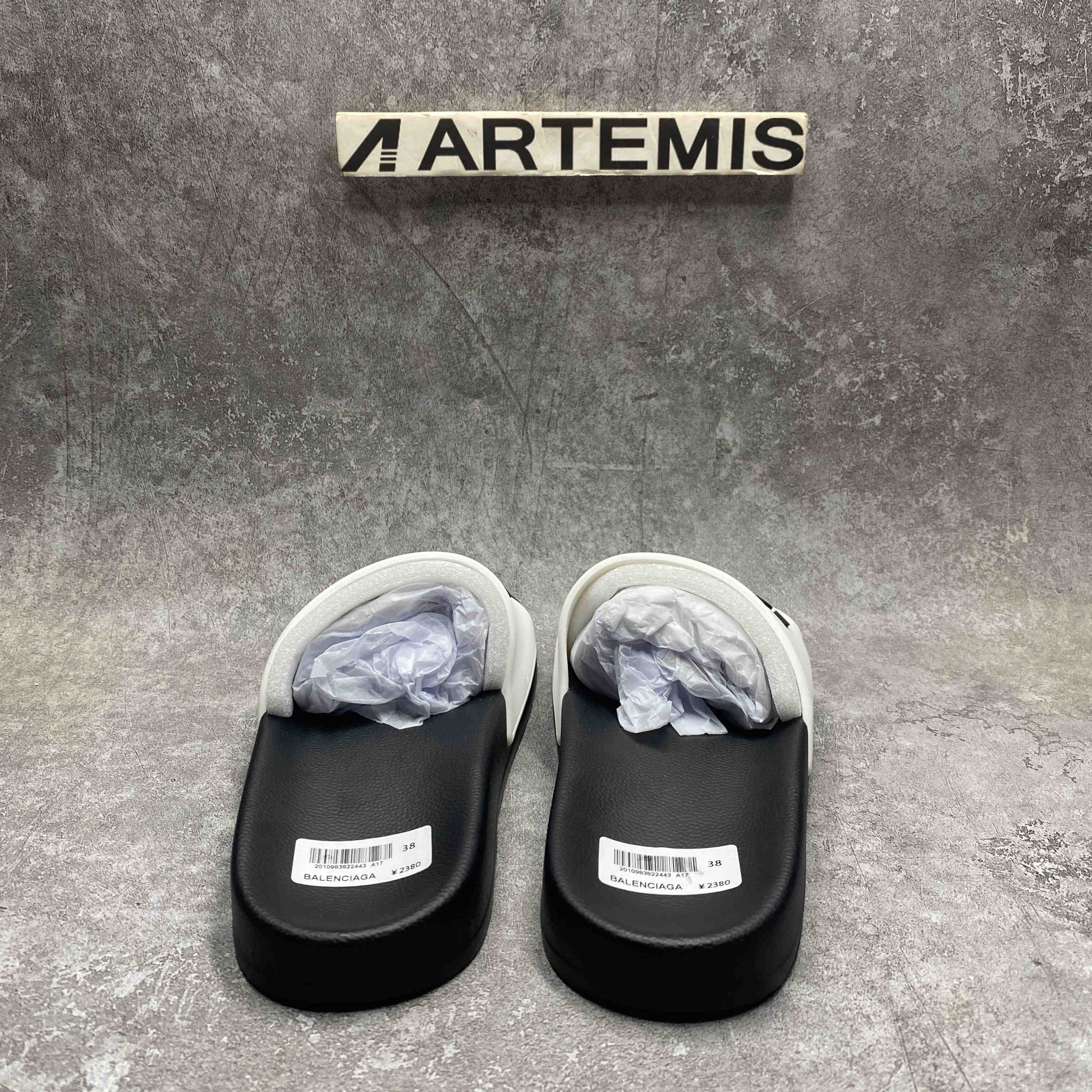 Ba*len*cia*ga pool slides logo white black