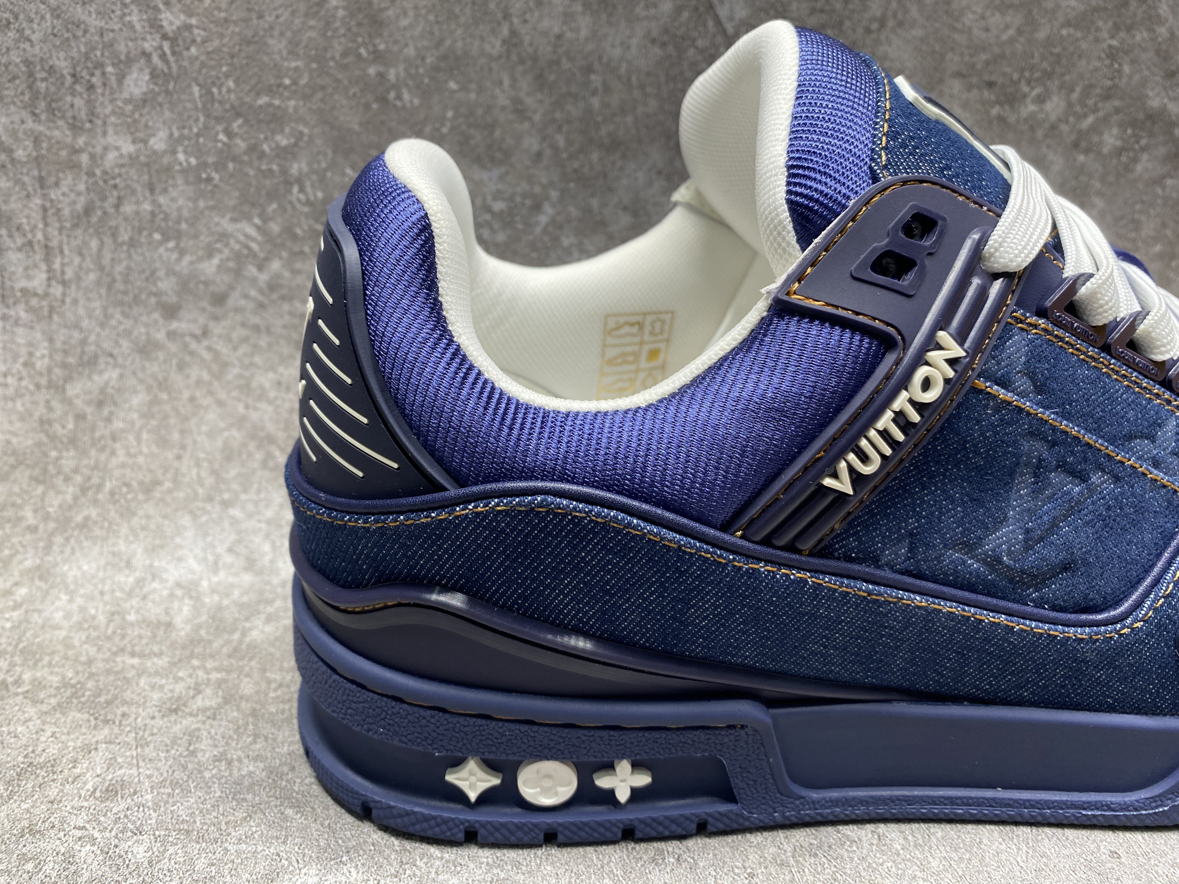 UA LV Trainer Sneaker