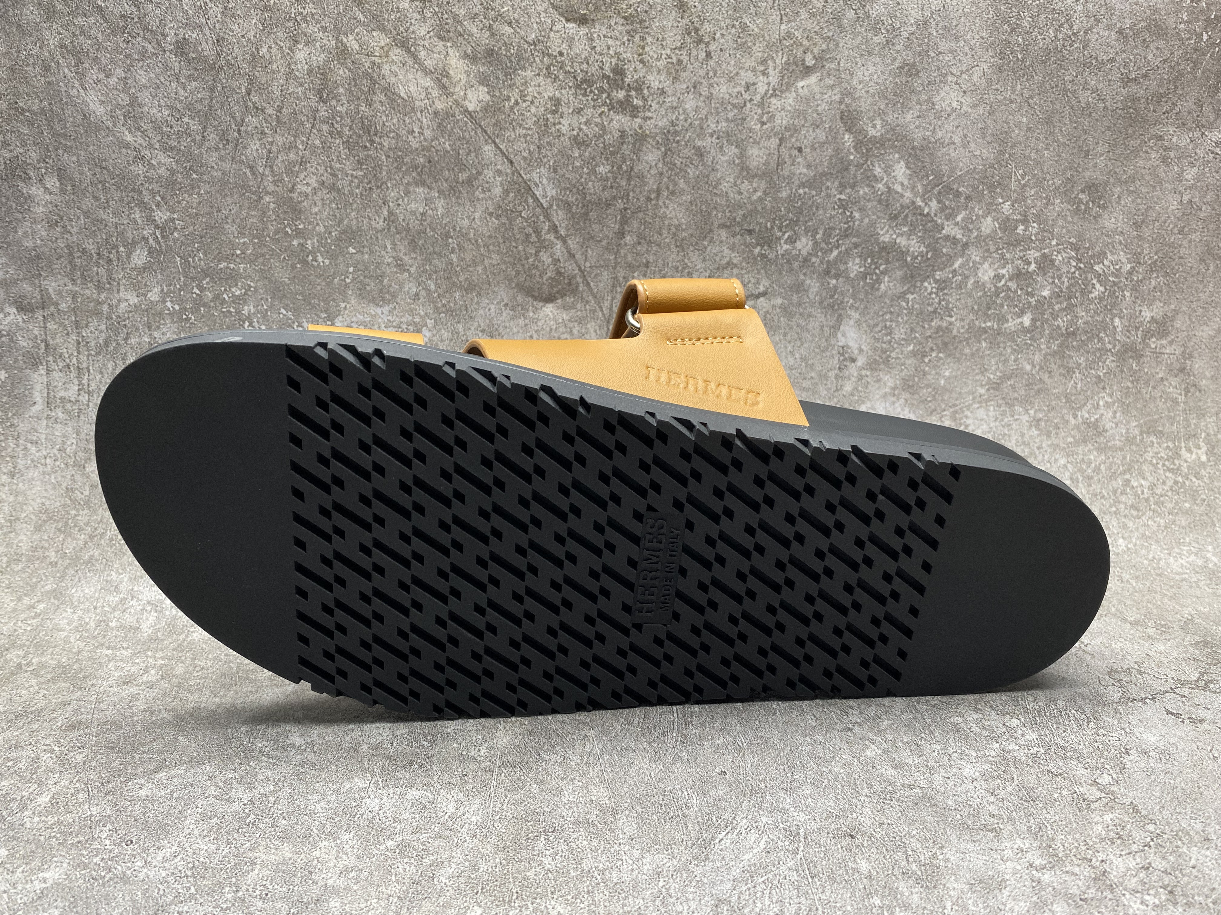 ua H**me5 chypre sandal