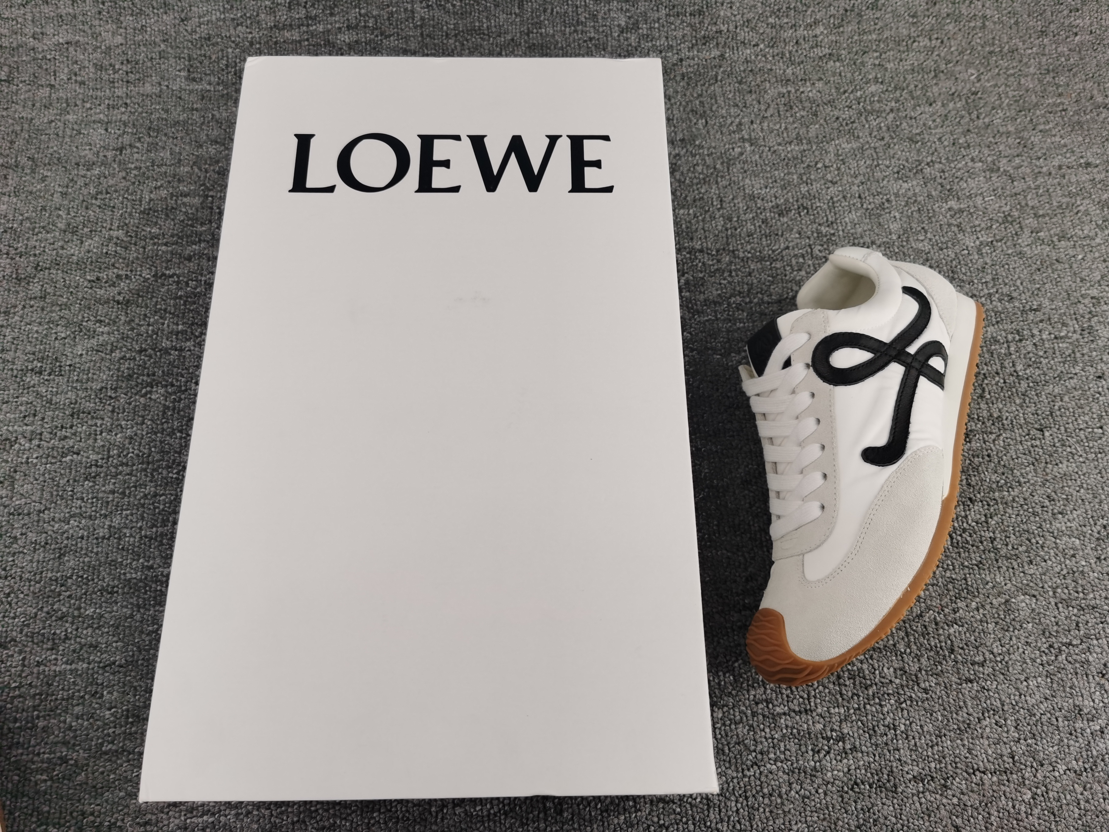 ua L0ew* sneakers