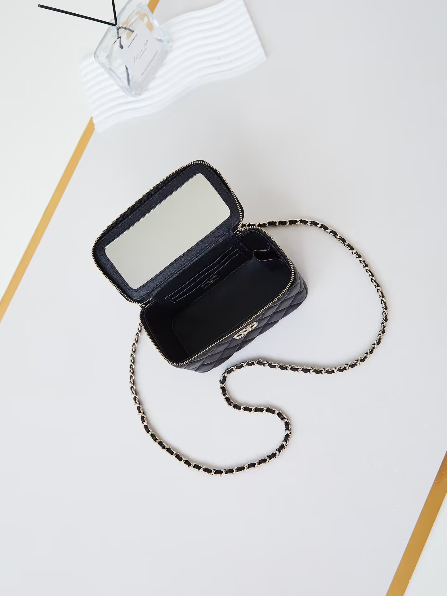 Ch*el with chain 9.5x16x8cm