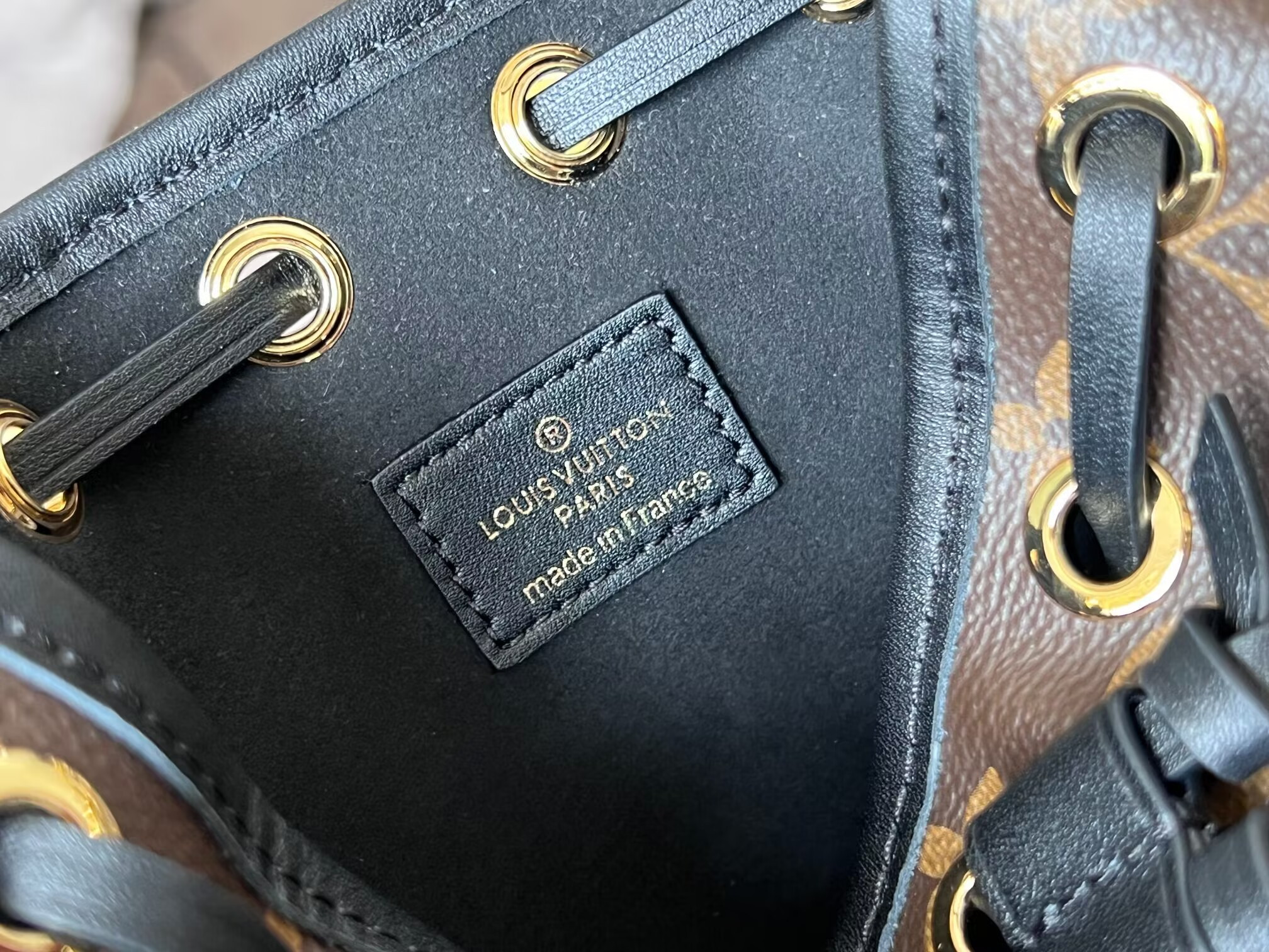 LV Canoé M83480 5.5 x 8.1 x 5.5 inches