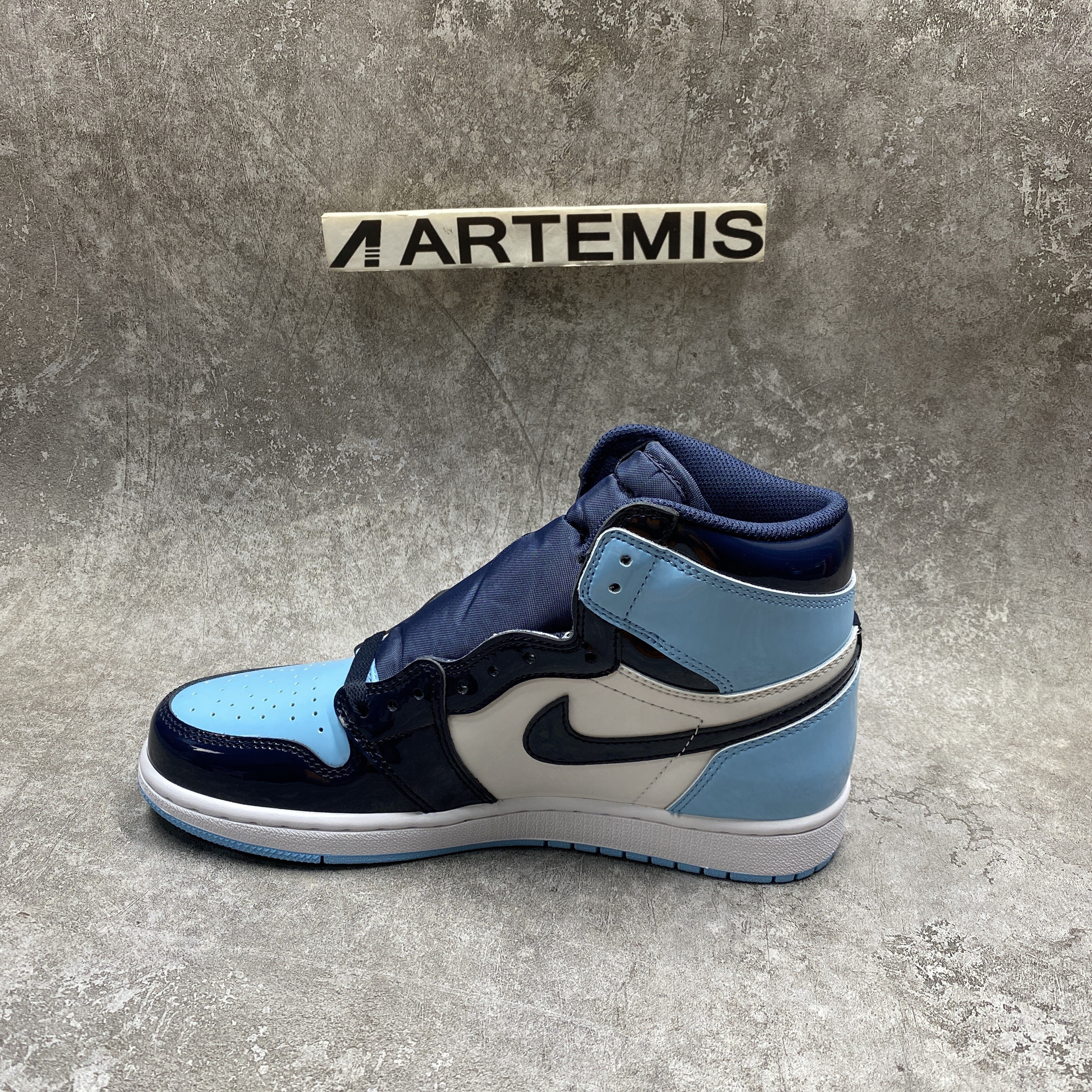 Air Jordan 1 Retro High UNC Patent Blue Chill