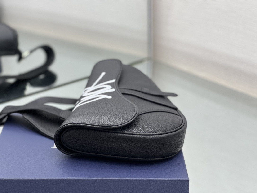 ch**an D*or x shawn stussy grained calfskin saddle 26 x 19 x 4.5 cm