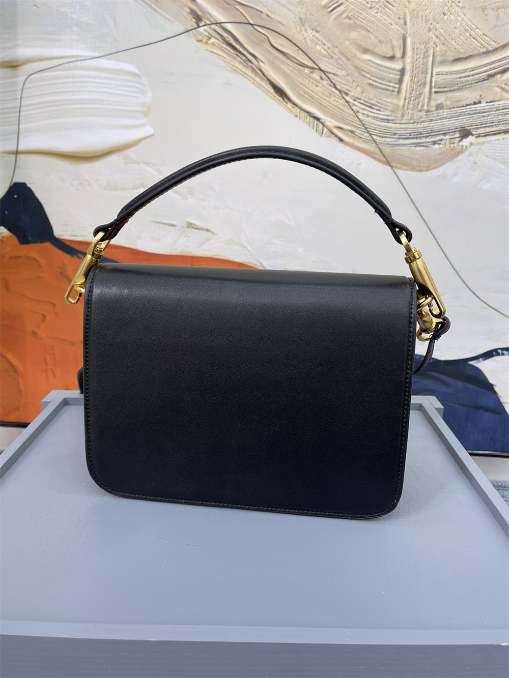 Va1e*ntin0 garavani locÒ calfskin shoulder small bag black 22 x 16 x 7 cm