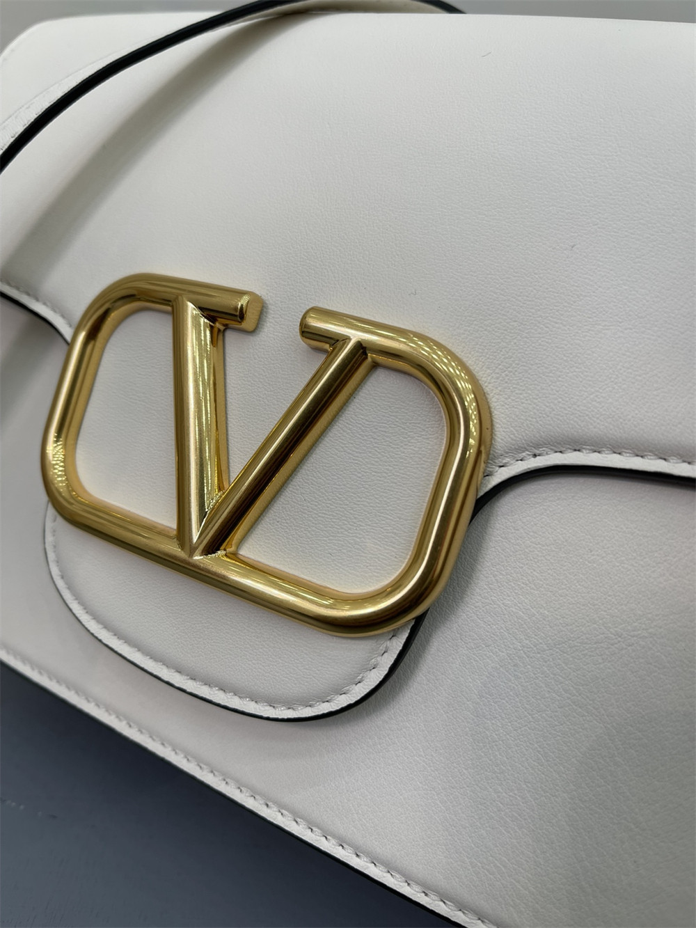 Va1e*ntin0 garavani locÒ calfskin shoulder small bag 22 x 16 x 7 cm