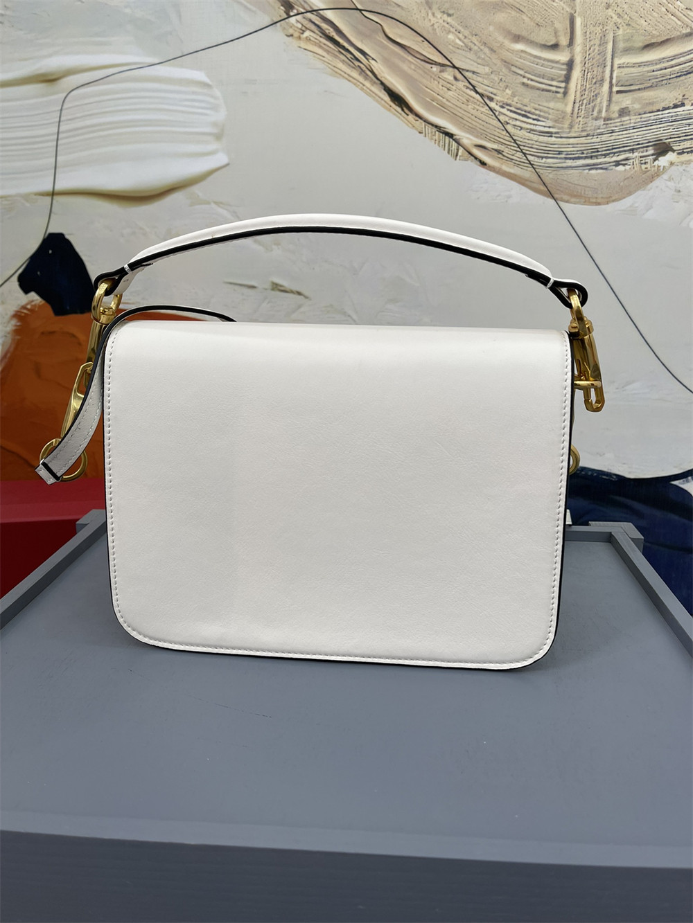 Va1e*ntin0 garavani locÒ calfskin shoulder small bag 22 x 16 x 7 cm