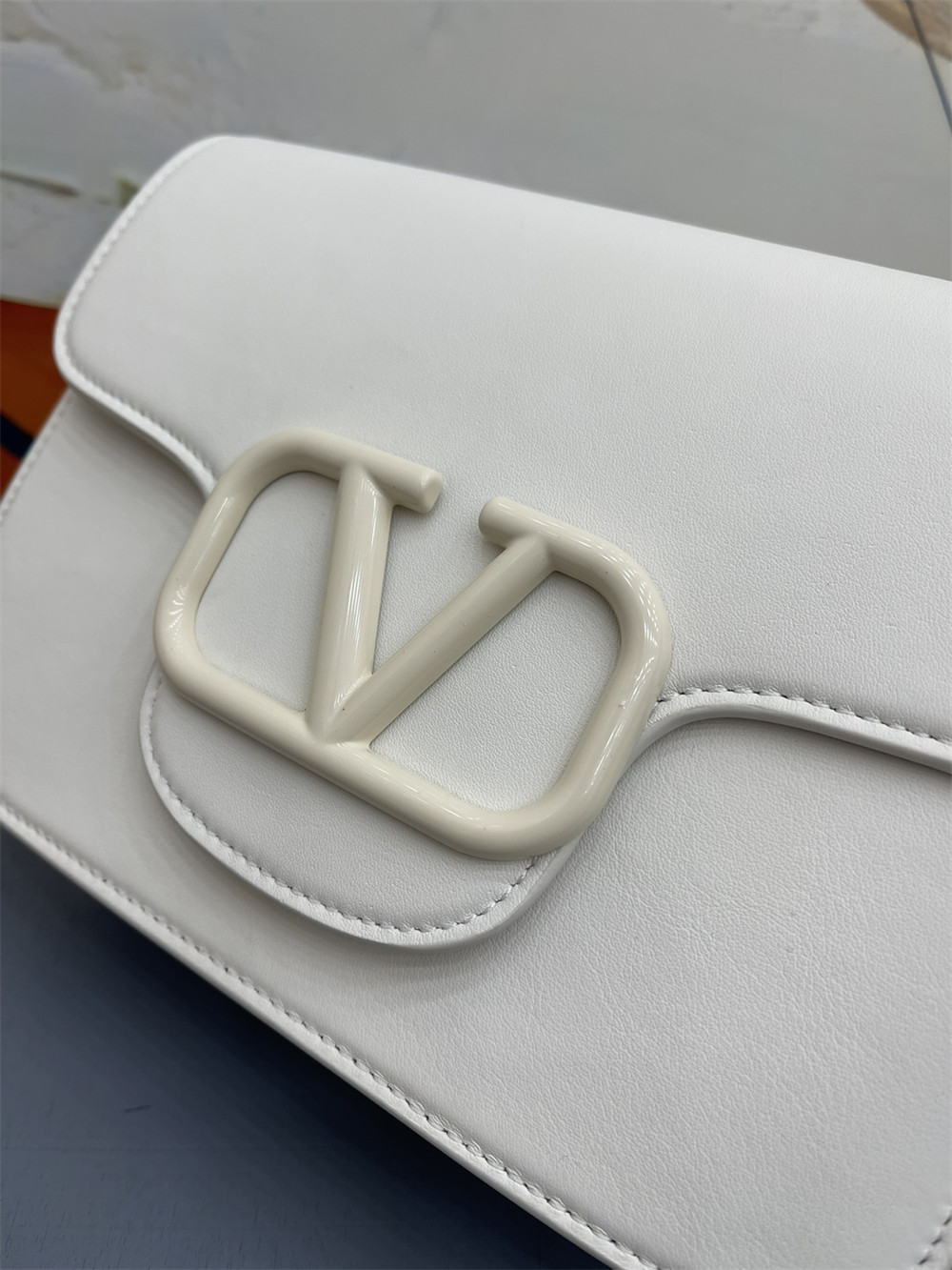 Va1e*ntin0 garavani locÒ calfskin shoulder small bag with white hardware 22 x 16 x 7 cm