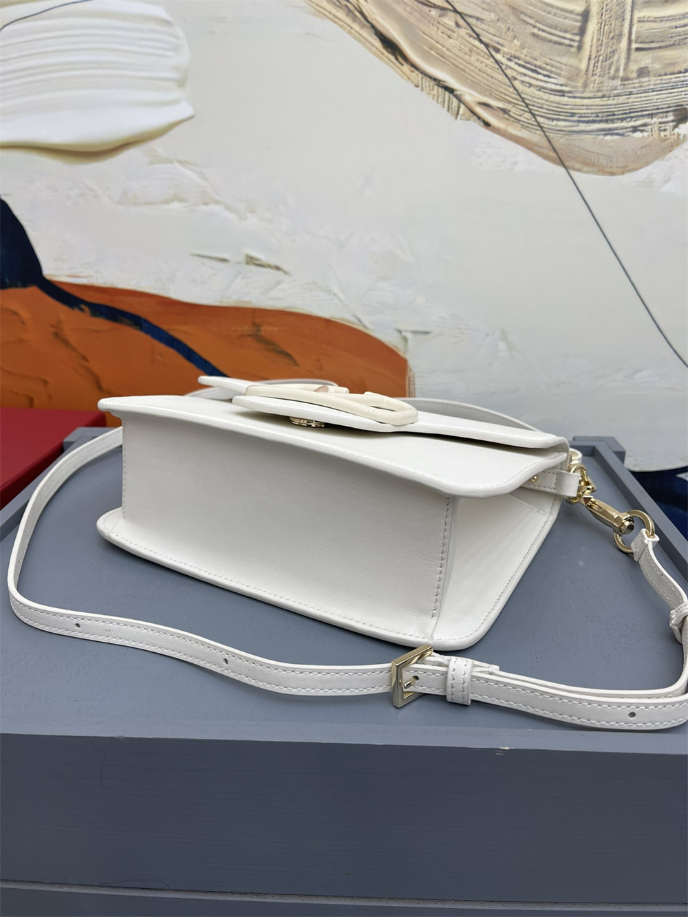 Va1e*ntin0 garavani locÒ calfskin shoulder small bag with white hardware 22 x 16 x 7 cm