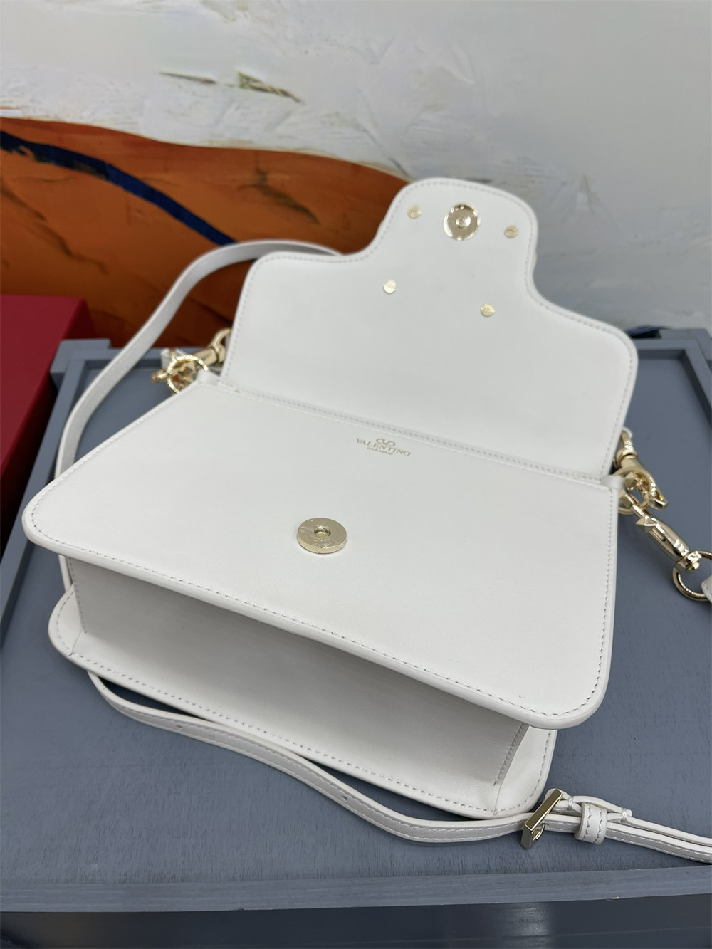 Va1e*ntin0 garavani locÒ calfskin shoulder small bag with white hardware 22 x 16 x 7 cm