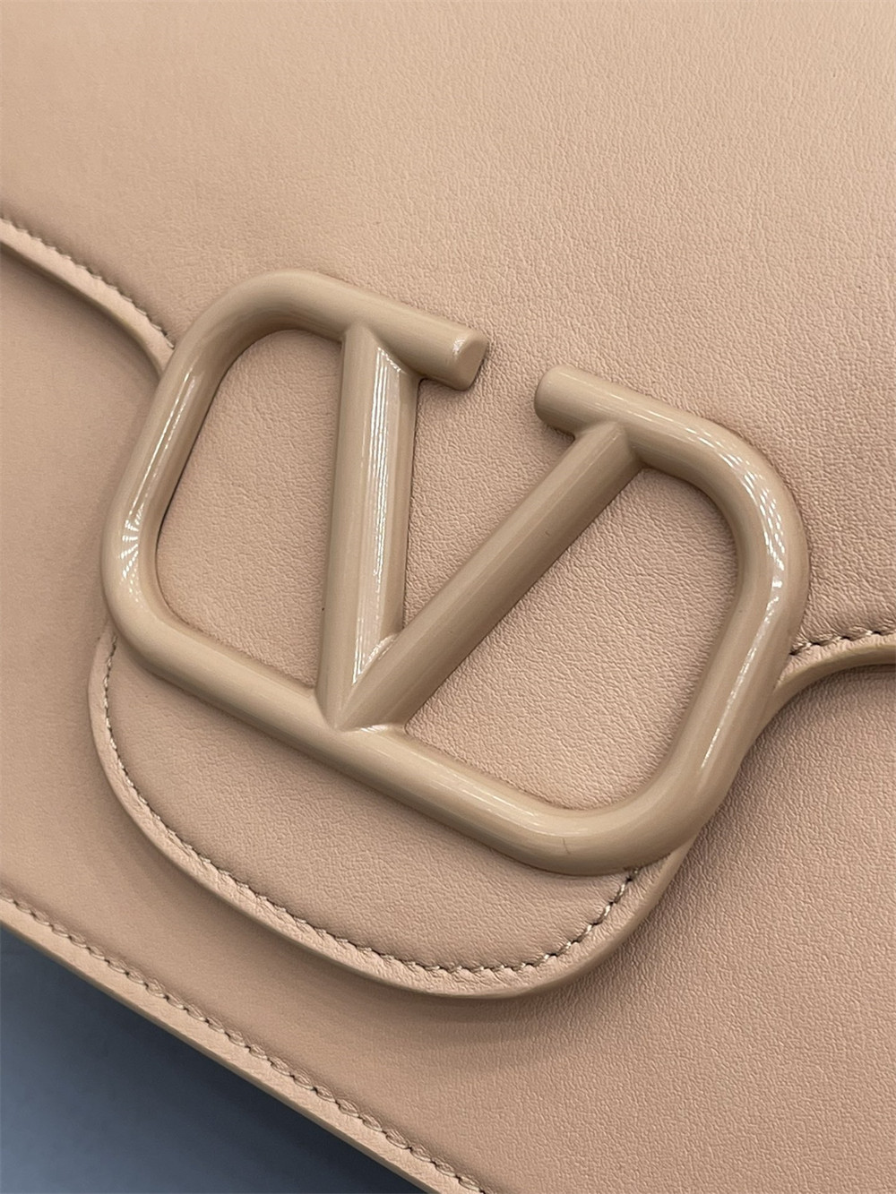 Va1e*ntin0 garavani locÒ calfskin shoulder small bag rose cannelle 22 x 16 x 7 cm