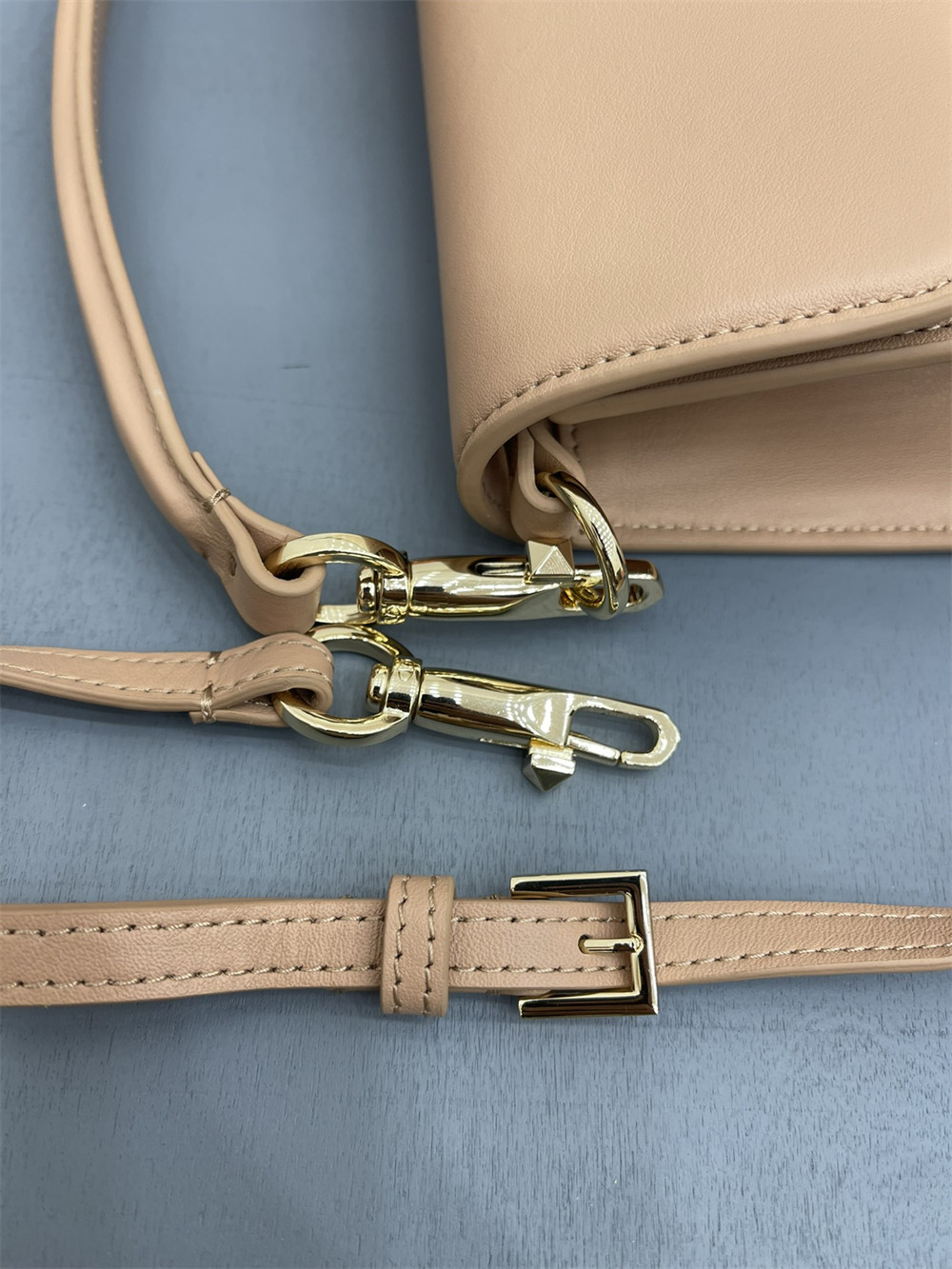 Va1e*ntin0 garavani locÒ calfskin shoulder small bag rose cannelle 22 x 16 x 7 cm