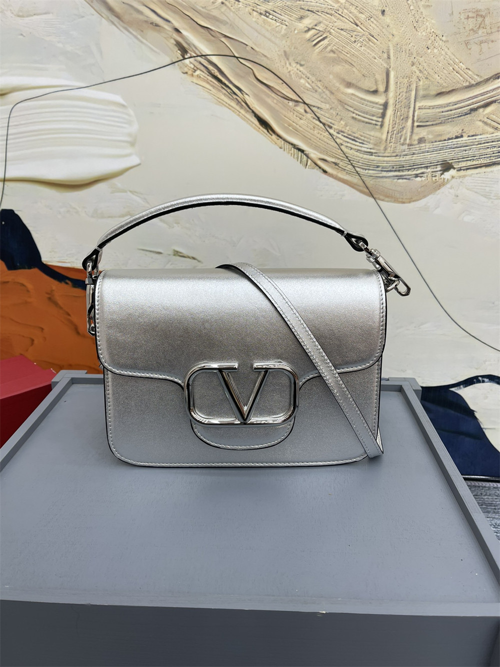 Va1e*ntin0 garavani locÒ calfskin shoulder small bag silver 22 x 16 x 7 cm