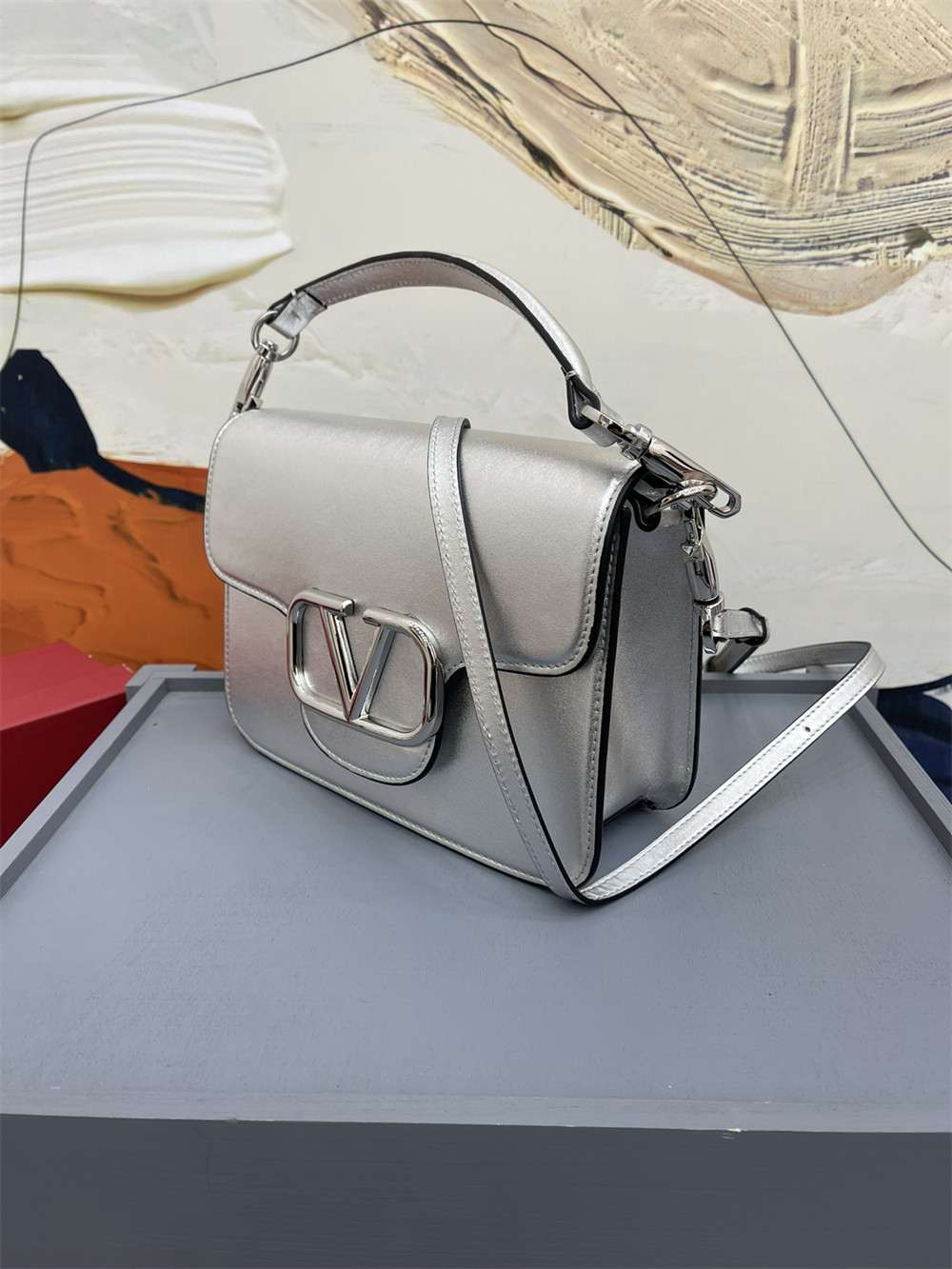Va1e*ntin0 garavani locÒ calfskin shoulder small bag silver 22 x 16 x 7 cm