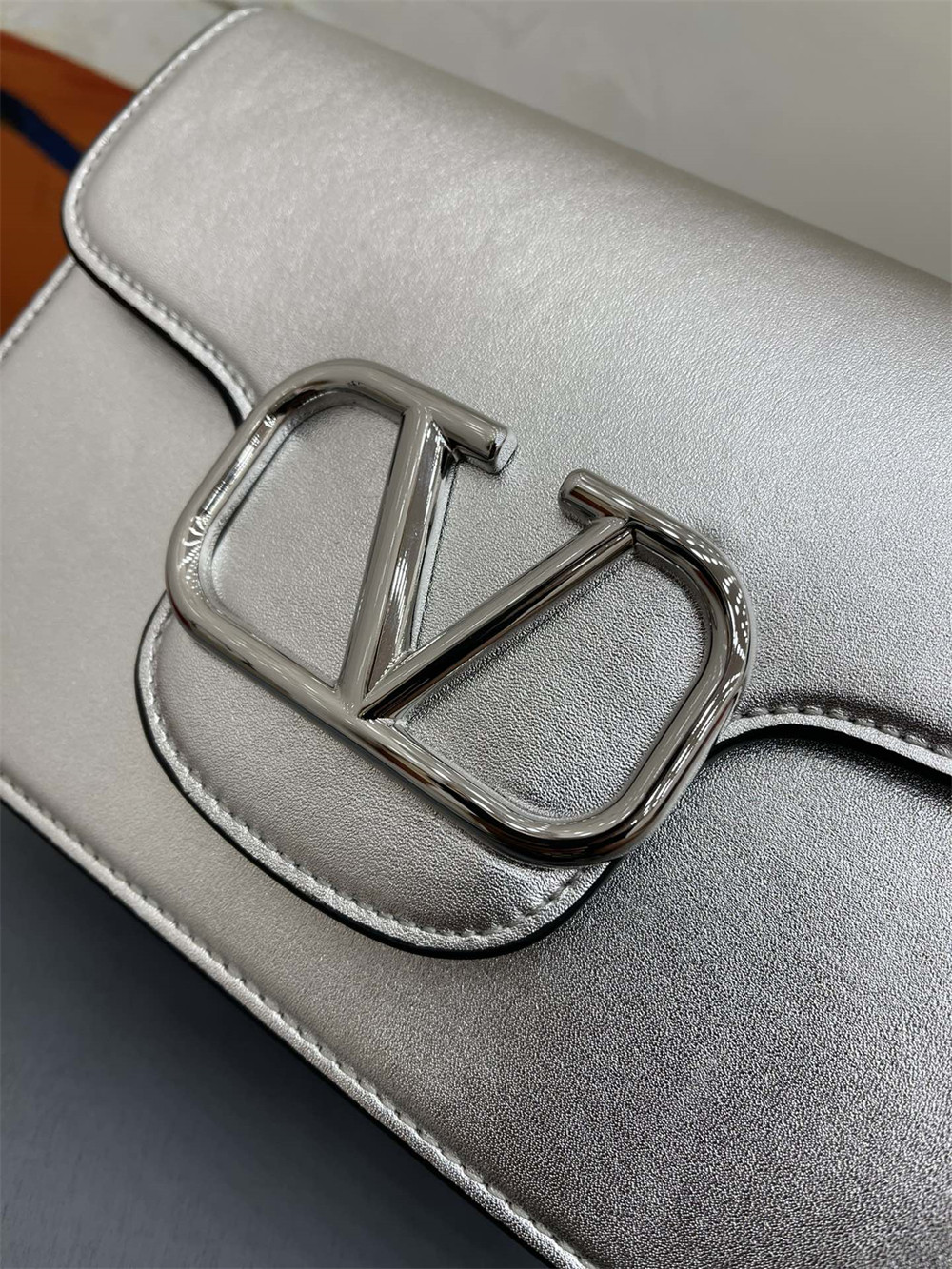 Va1e*ntin0 garavani locÒ calfskin shoulder small bag silver 22 x 16 x 7 cm