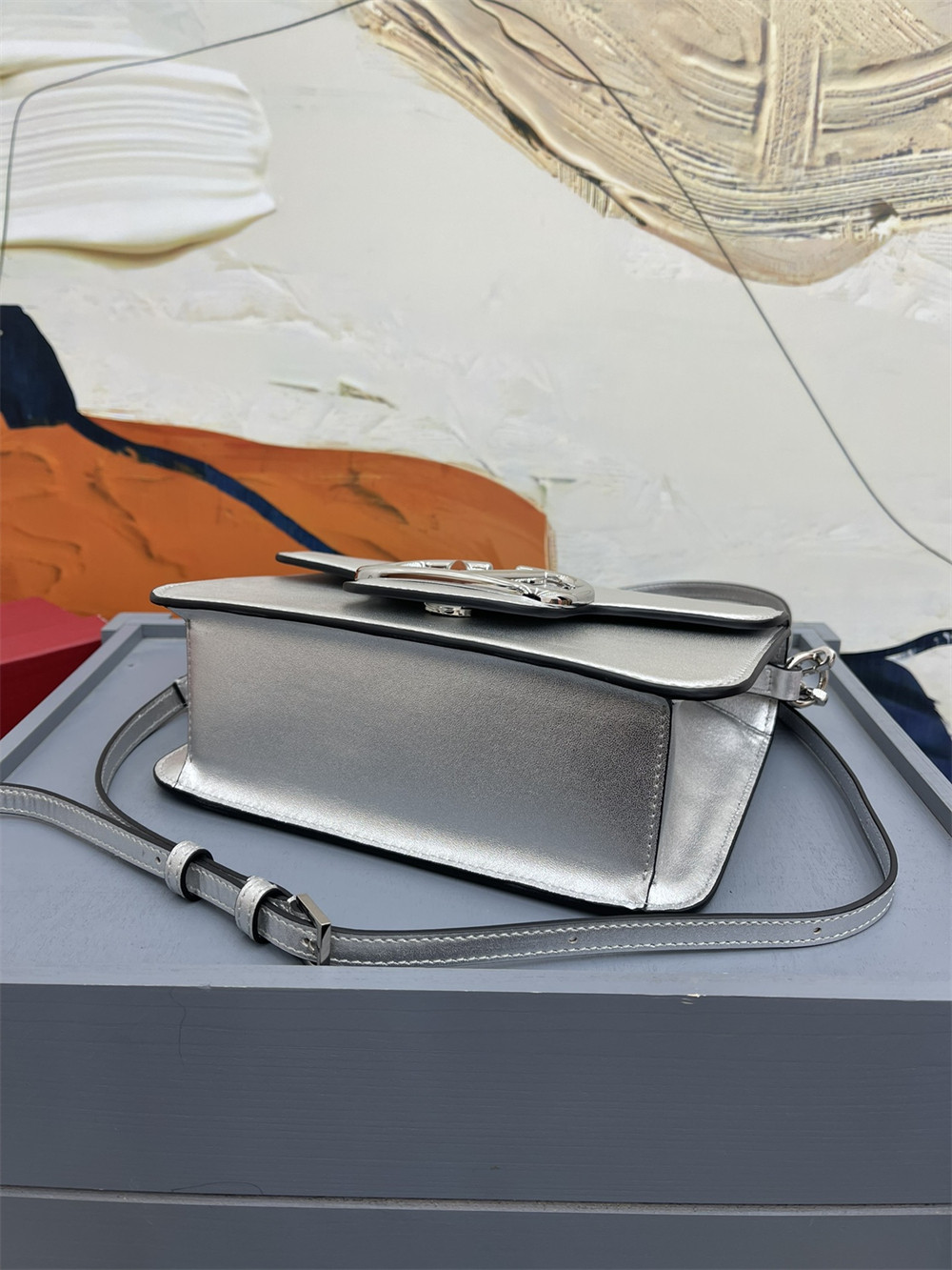 Va1e*ntin0 garavani locÒ calfskin shoulder small bag silver 22 x 16 x 7 cm