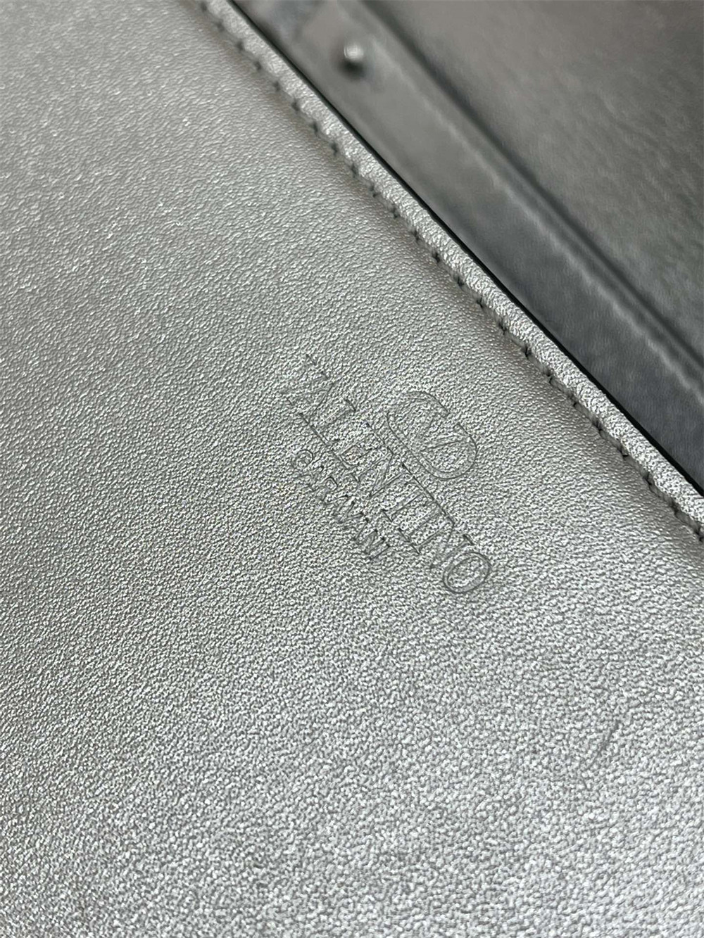 Va1e*ntin0 garavani locÒ calfskin shoulder small bag silver 22 x 16 x 7 cm