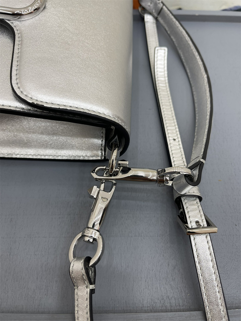 Va1e*ntin0 garavani locÒ calfskin shoulder small bag silver 22 x 16 x 7 cm