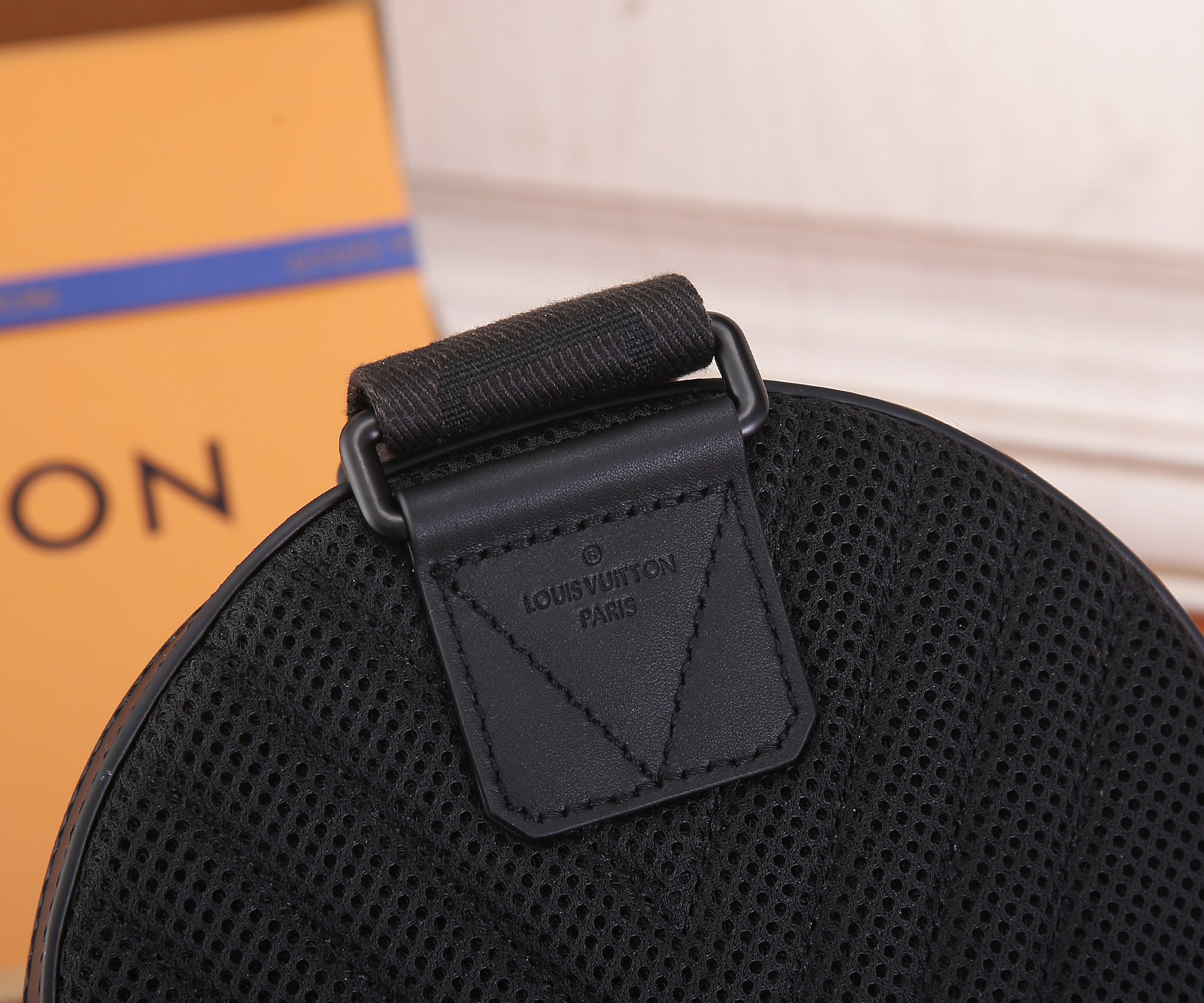 LV M23736 Pilot Slingbag 20 x 30 x 4 cm