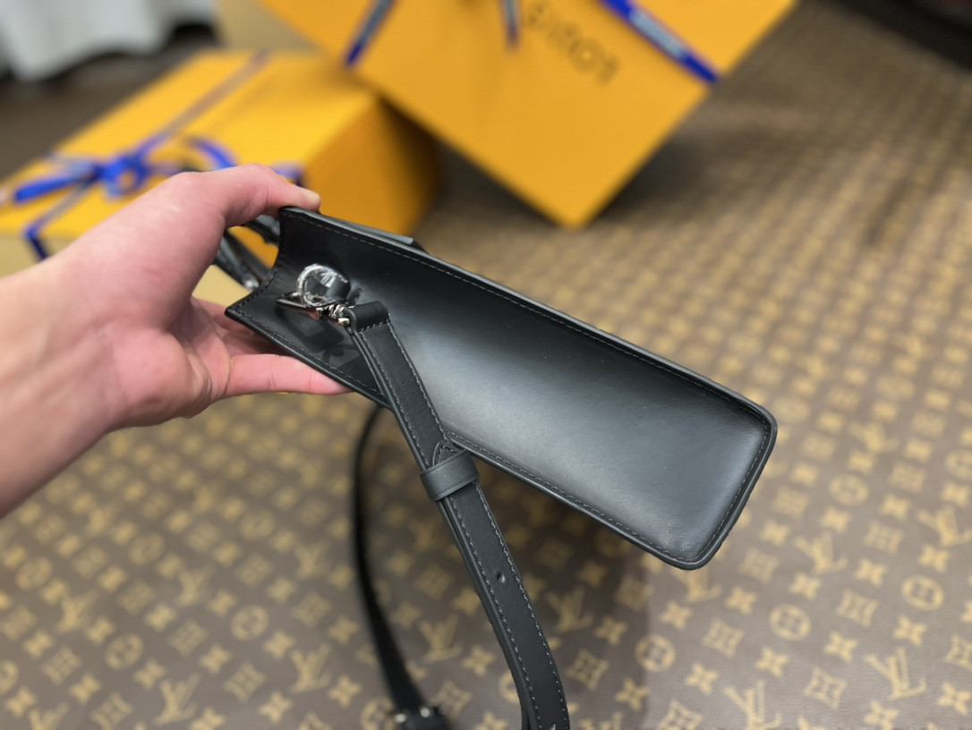 LV M46453 Petit Sac Plat 19 x 22 x 7 CM