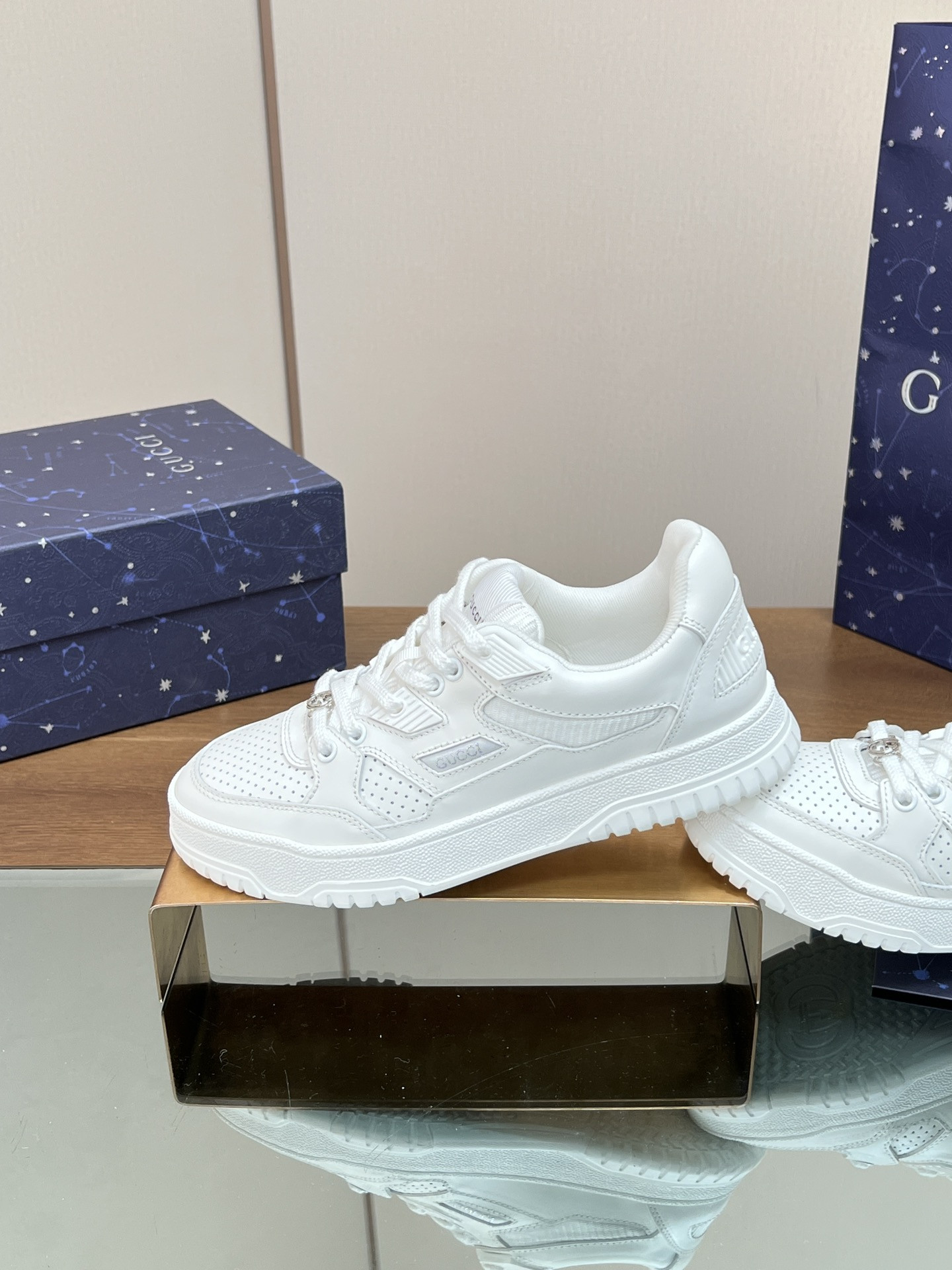 ua G*u*i low-top sneaker