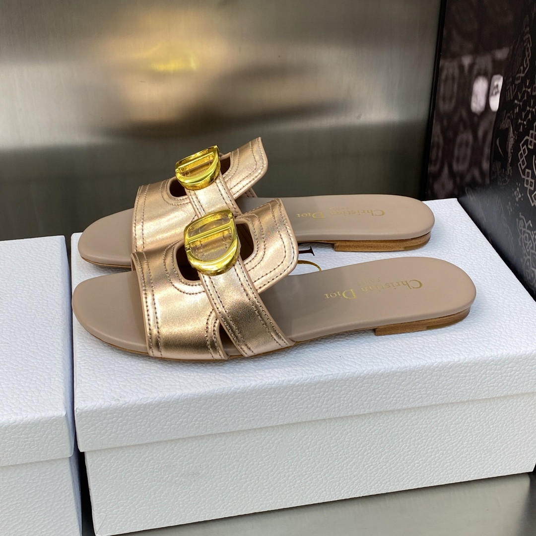 ua D*or 30 montaigne slide