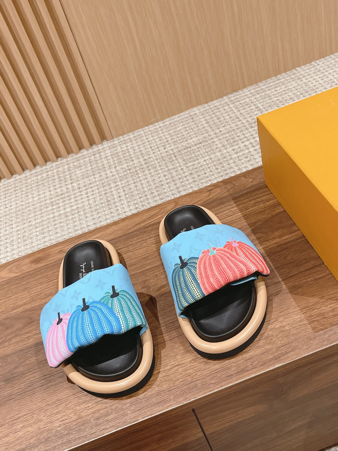 UA LV Pool Pillow Flat Comfort Mule