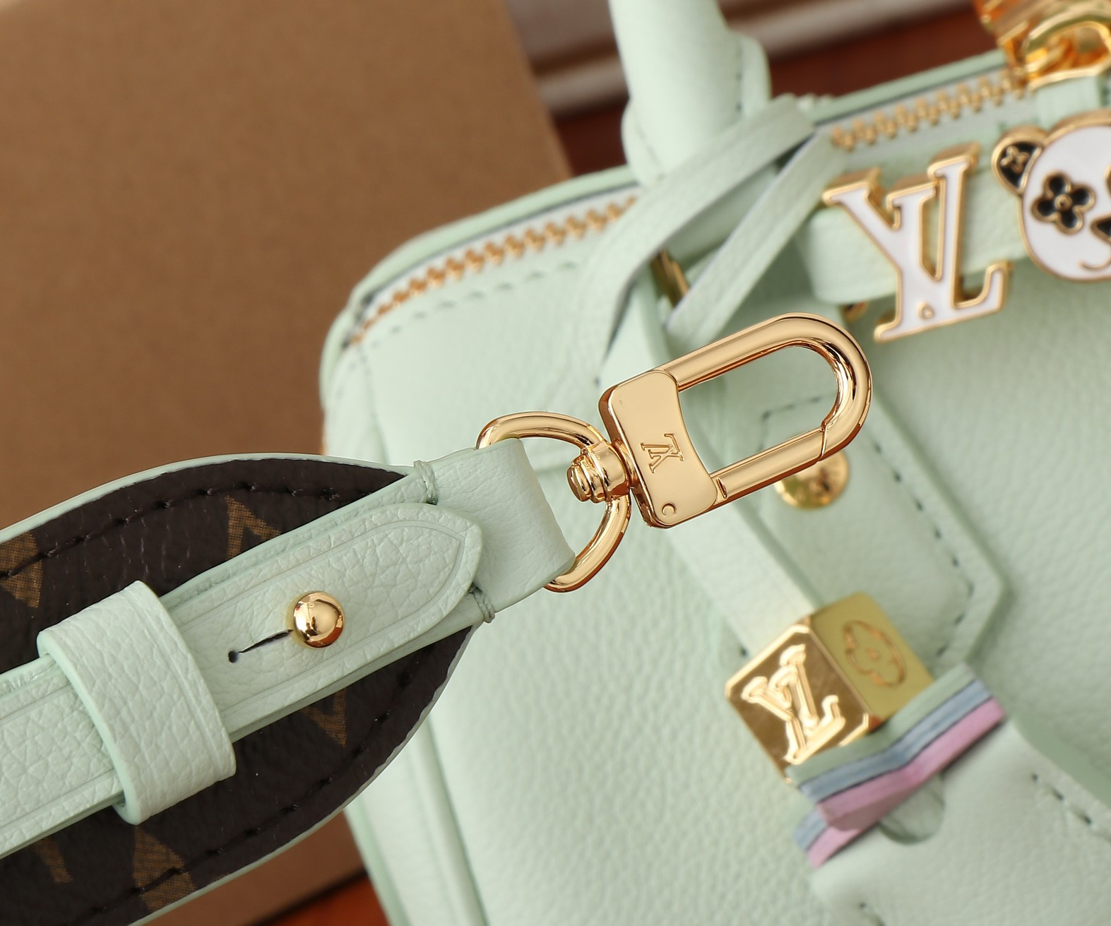 LV Speedy 18   M24605 18x12.5x11CM