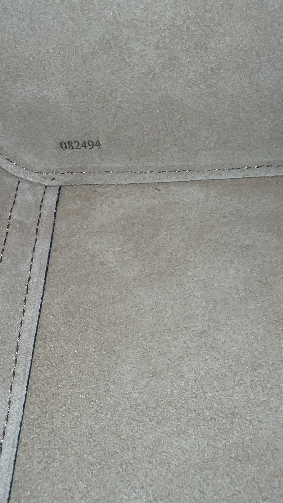 L0ew* mini pebble bucket in mellow calfskin 19.5x16x16cm