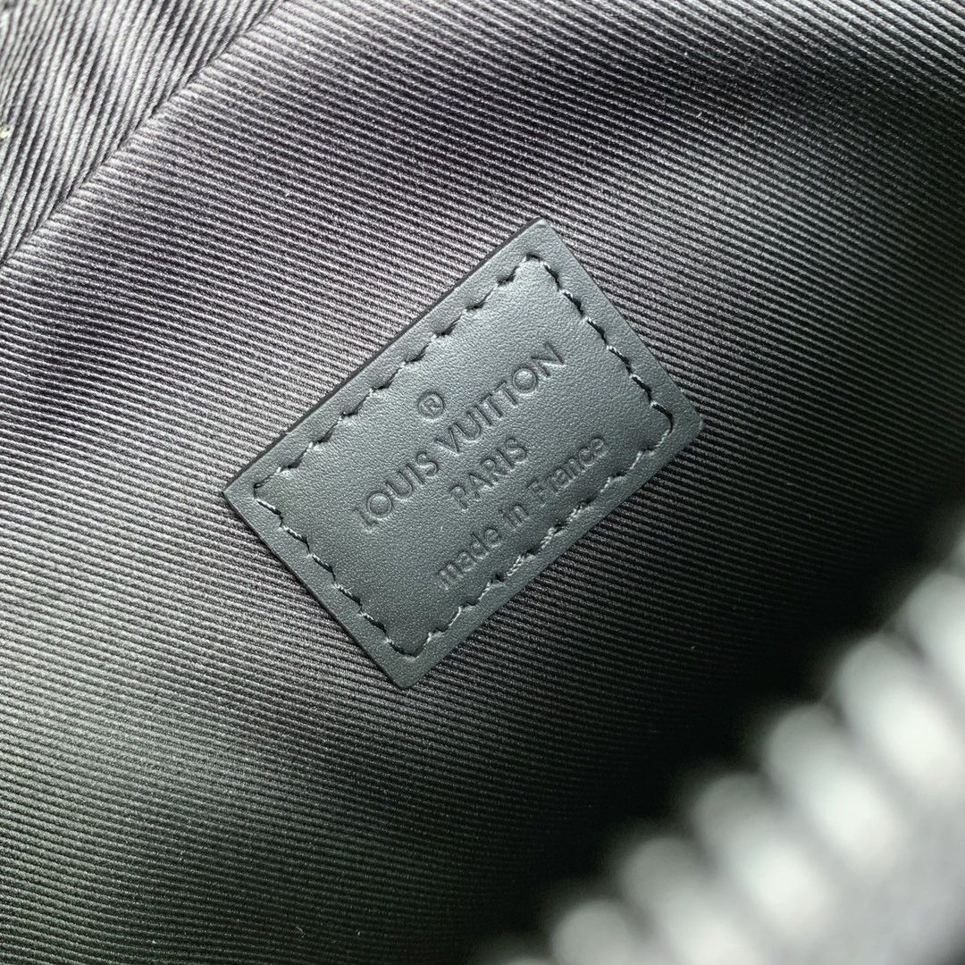 LV Getaway Messenger M12516 17 x 7.8 x 18 cm