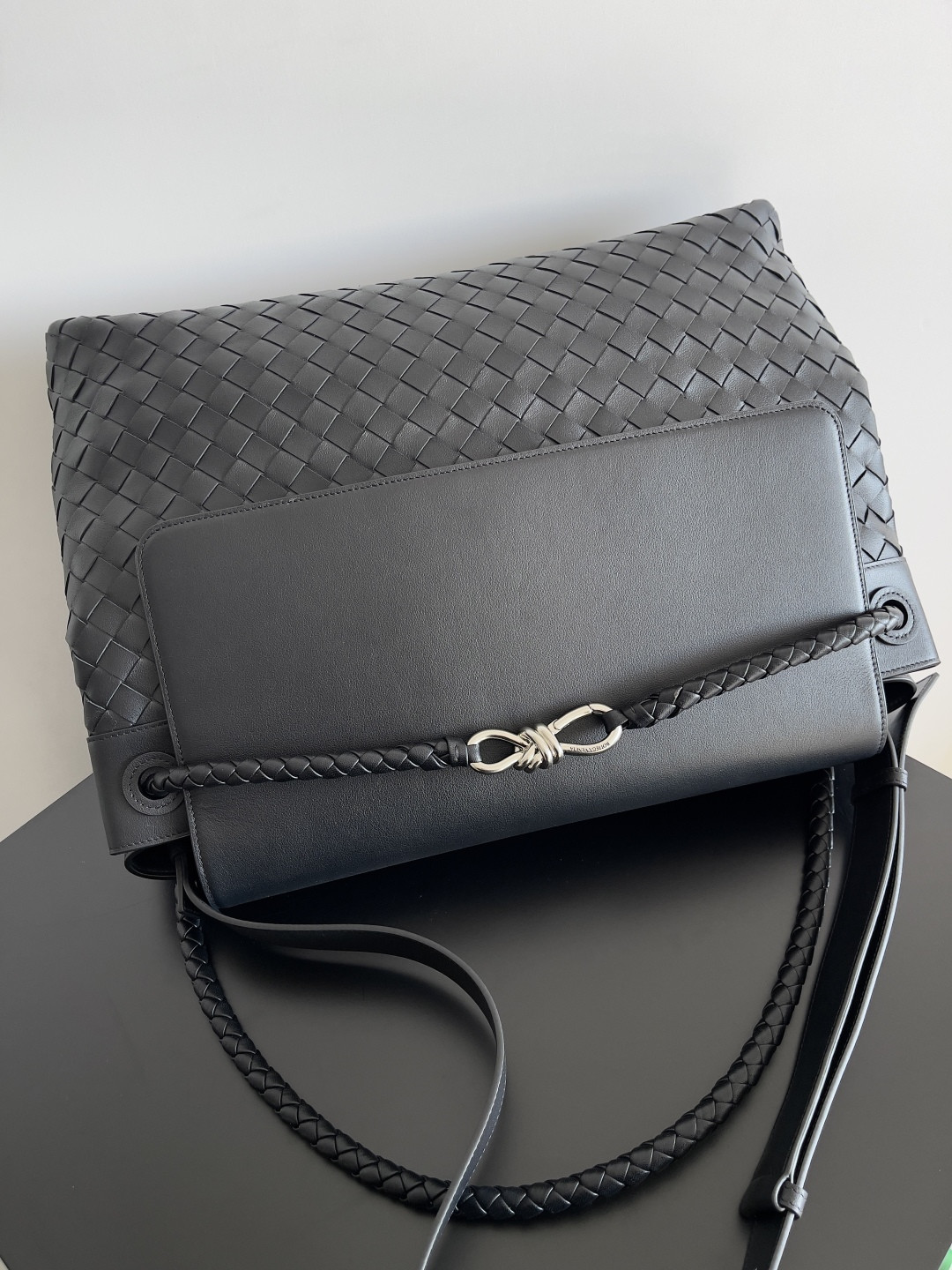 bo*te*ga Ve*ne*ta large andiamo messenger 43x32x20cm