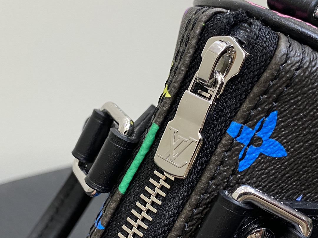 LV NANO SPEEDY M13391 Black 16x11x9cm