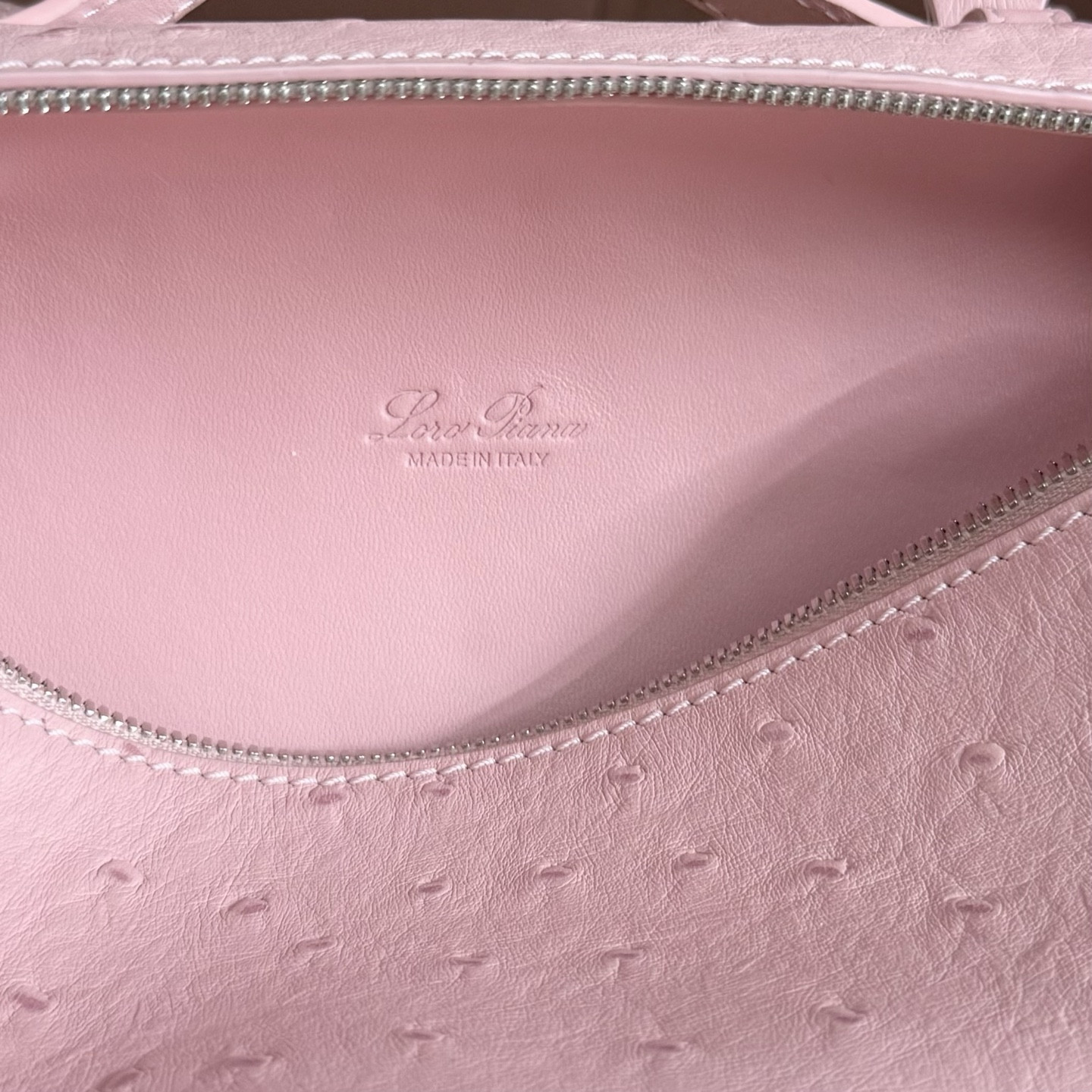 L**o p*ana extra pocket l19 ostrich-grained leather 11 x 19 x 6.5 cm