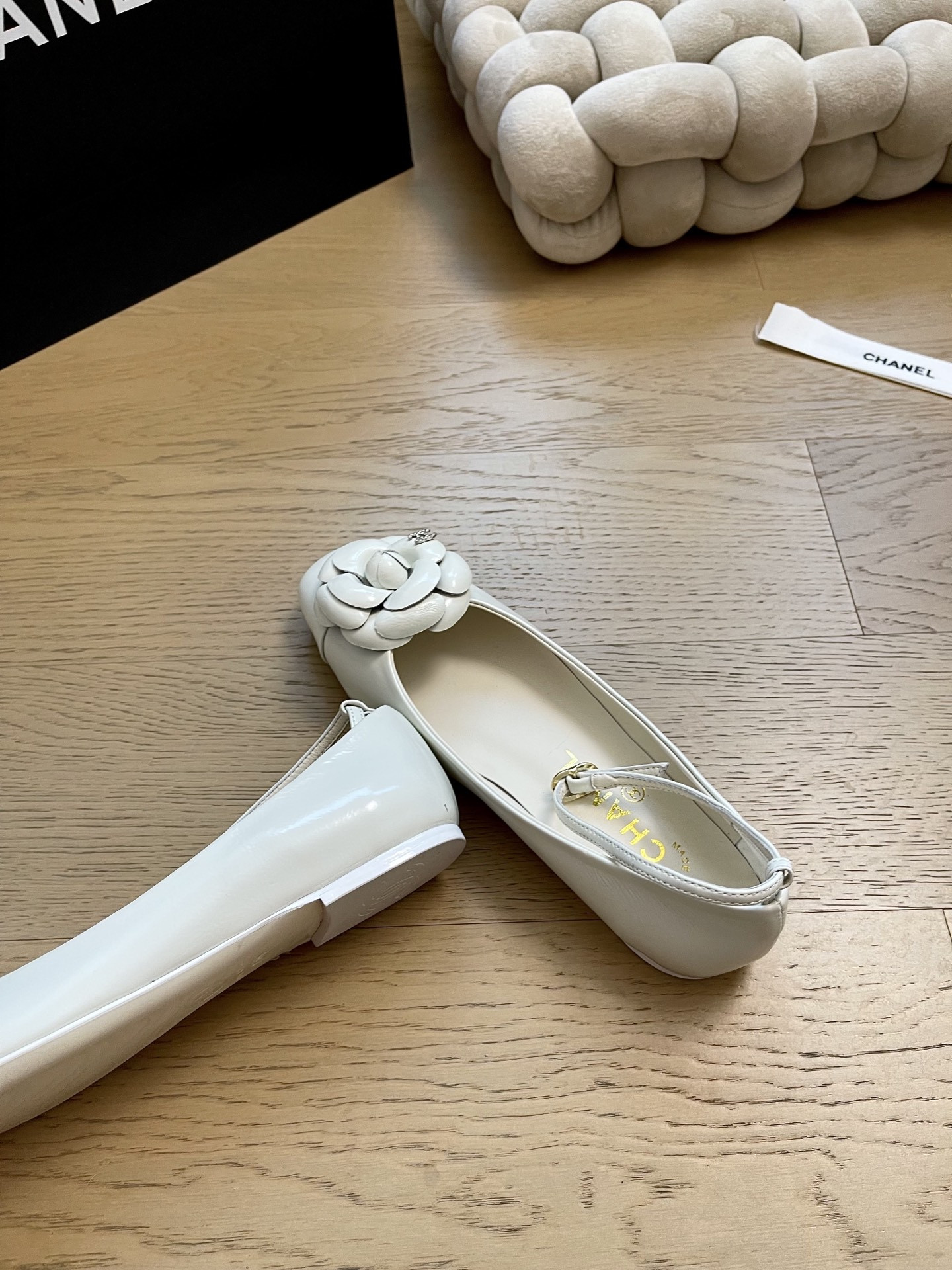 ua Ch*el ballet flats