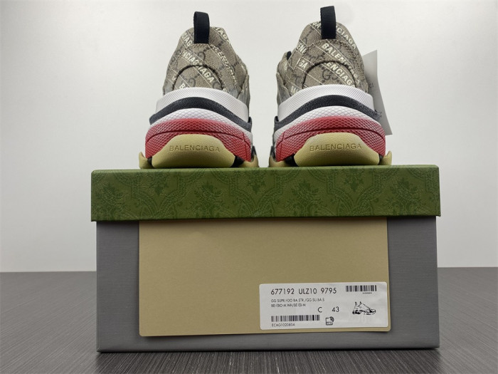 G*u*i*blcg triple s sneaker 677192 ulz10 9795