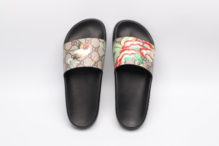 G*u*i slippers