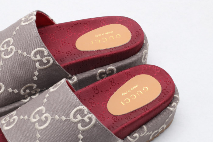 G*u*i slippers