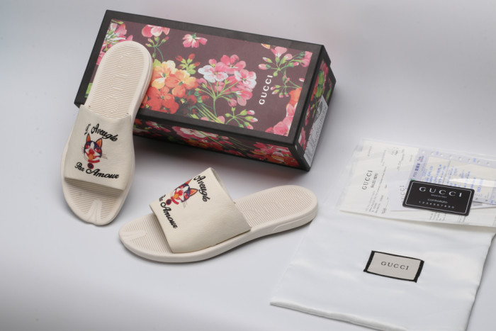 G*u*i slippers