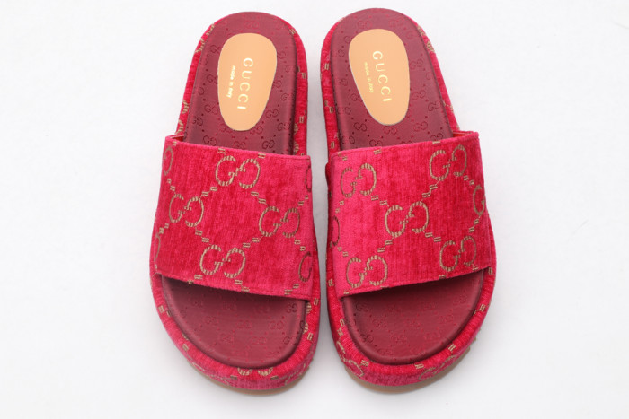 G*u*i slippers