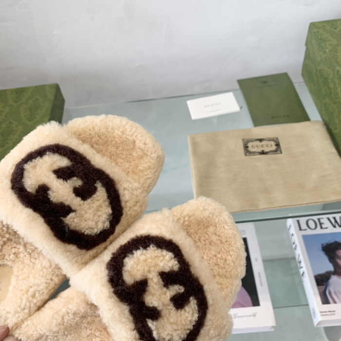 G*u*i slipper