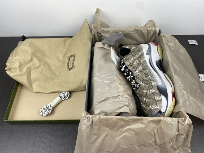 G*u*i*blcg triple s sneaker 677192 ulz10 9795