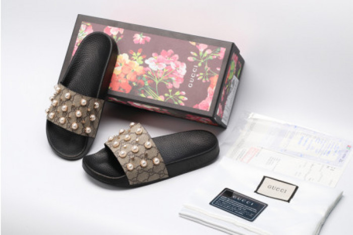 G*u*i slippers