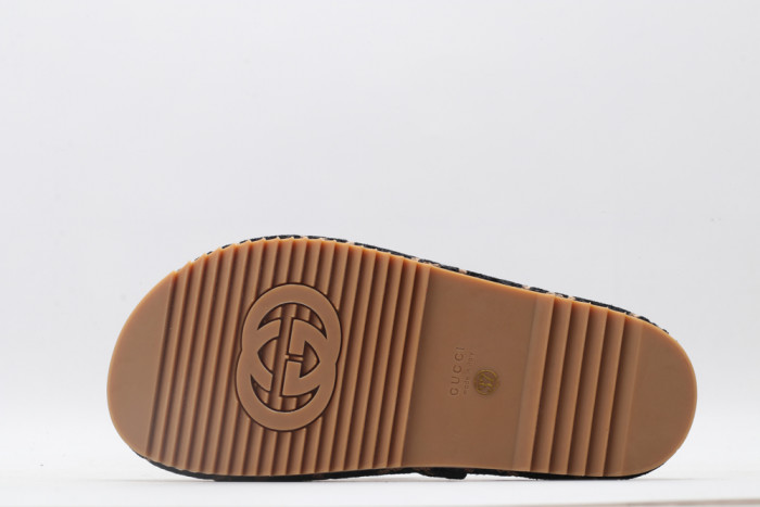 G*u*i slippers