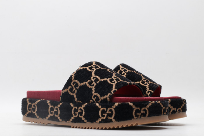 G*u*i slippers