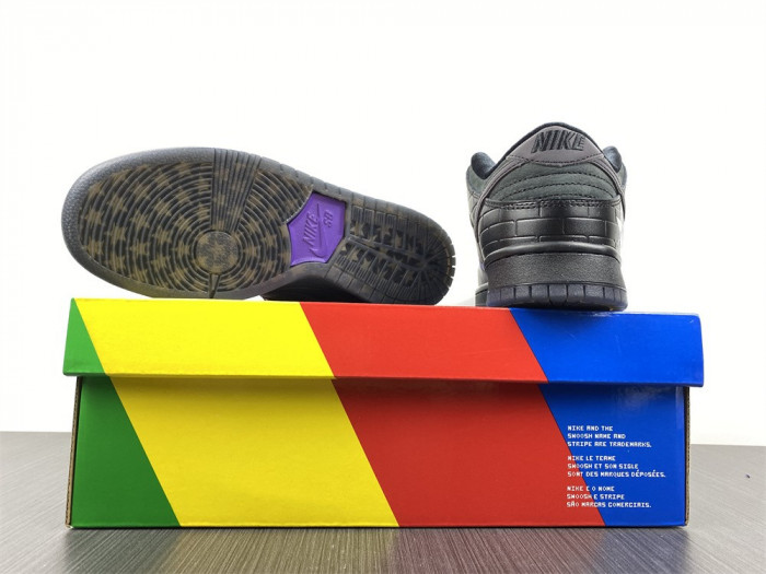 Familia x Nike SB Dunk Low “First Avenue” DJ1159-001