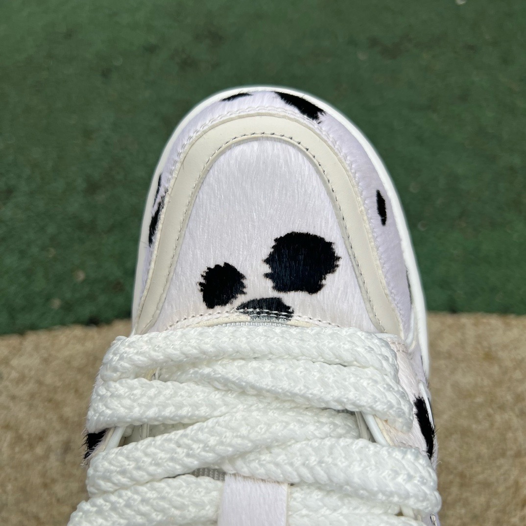 LV TRAINER MAXI White and black spots