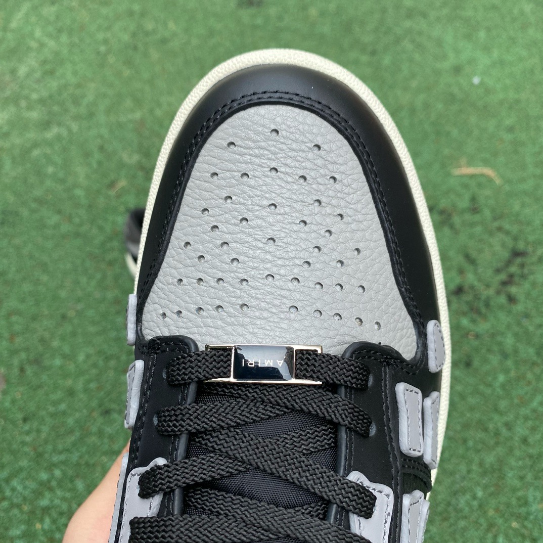 AR1M1 Low-Top Sneaker