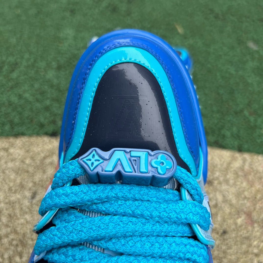 LV TRAINER MAXI Blue patent leather